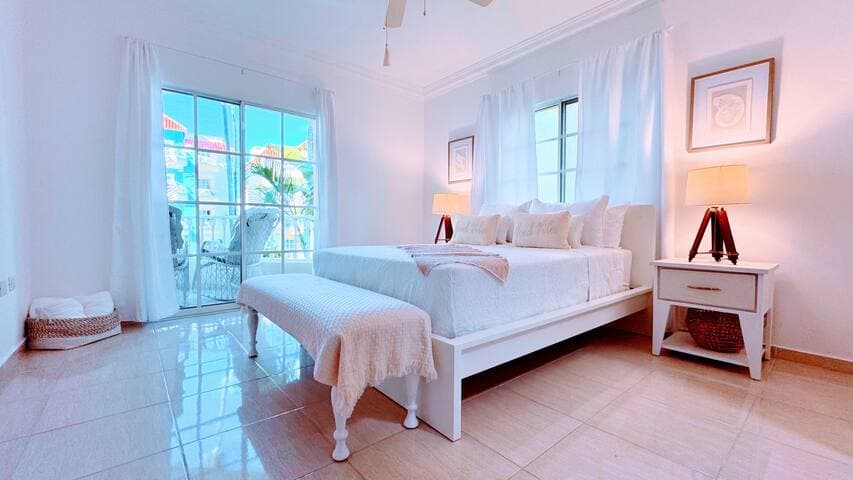 Walk to Beach, Shops, Dining, Pool View, Fast Wifi