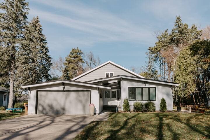 Lakeside Retreat | Modern Stay on Goose Lake