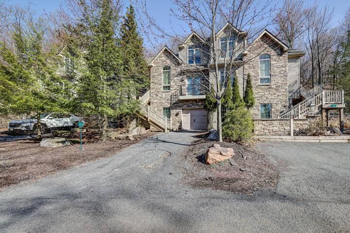 Pocono Retreat -1 Mile to Lake and Skiing!