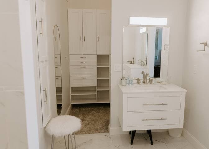 Lakeside Retreat | Modern Stay on Goose Lake