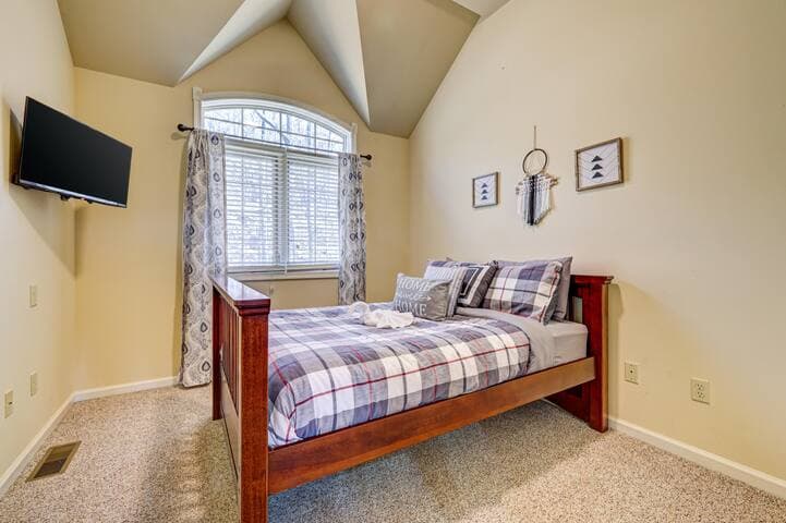 Pocono Retreat -1 Mile to Lake and Skiing!