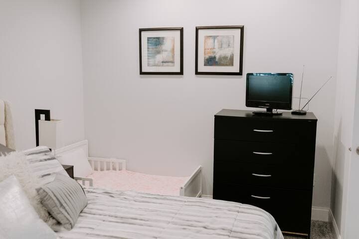 Lakeside Retreat | Modern Stay on Goose Lake