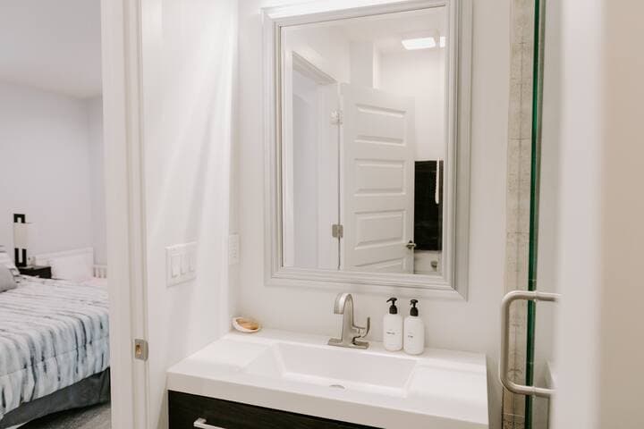 Lakeside Retreat | Modern Stay on Goose Lake