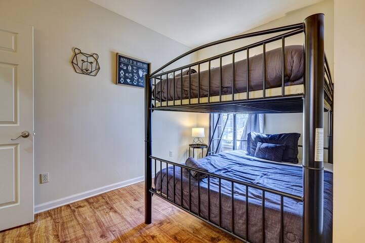 Pocono Retreat -1 Mile to Lake and Skiing!