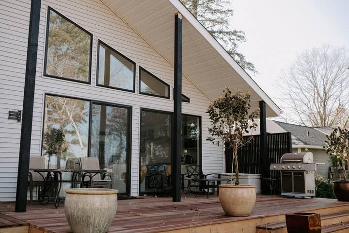 Lakeside Retreat | Modern Stay on Goose Lake