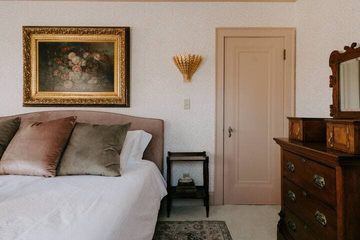 Hillcrest House: Elegance in the Heart of Highland