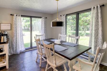 Dining area up to 10 (leaf extensions available) and beautiful floor to ceiling windows with lots of natural light