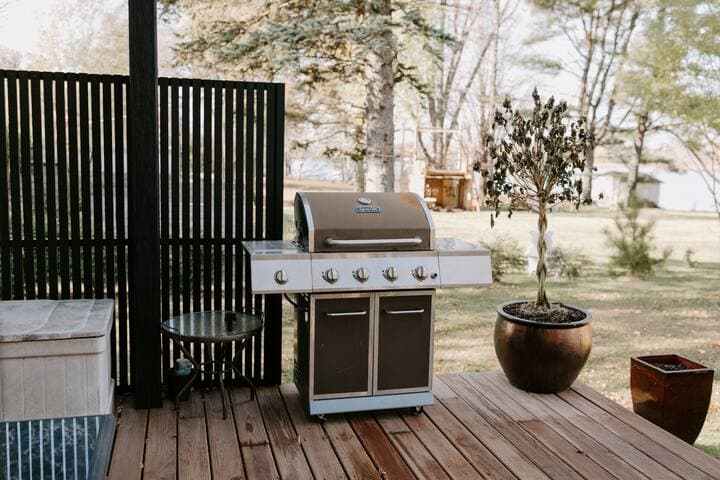 Lakeside Retreat | Modern Stay on Goose Lake