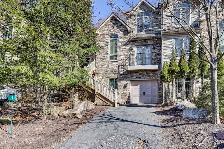 Pocono Retreat -1 Mile to Lake and Skiing!