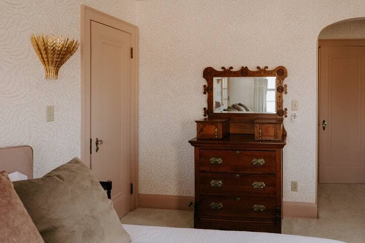 Hillcrest House: Elegance in the Heart of Highland
