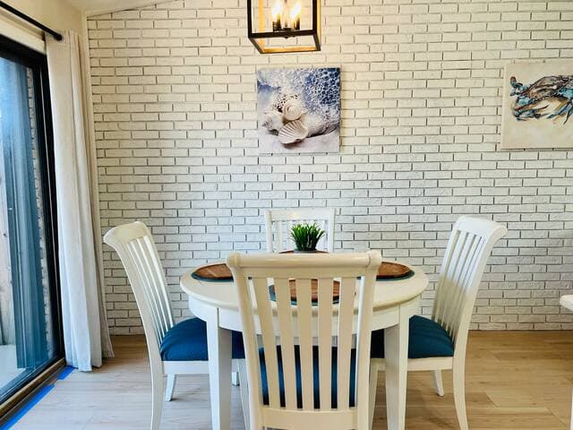 Cozy Beach House, Backyard, Walk to Shore