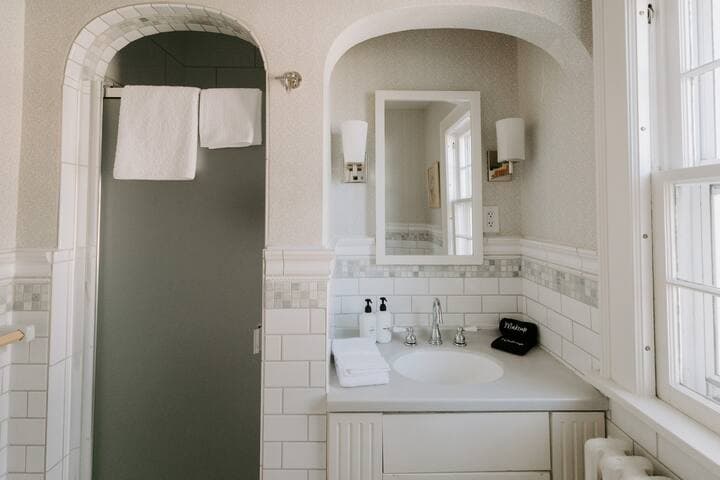 Hillcrest House: Elegance in the Heart of Highland