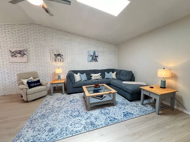 Cozy Beach House, Backyard, Walk to Shore