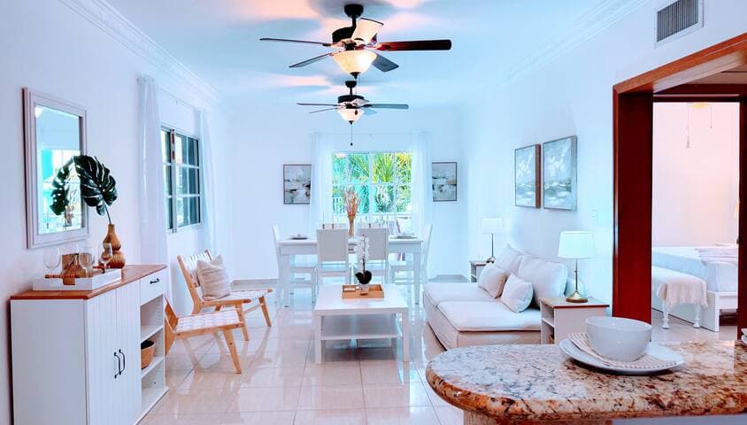 Walk to Beach, Shops, Dining, Pool View, Fast Wifi