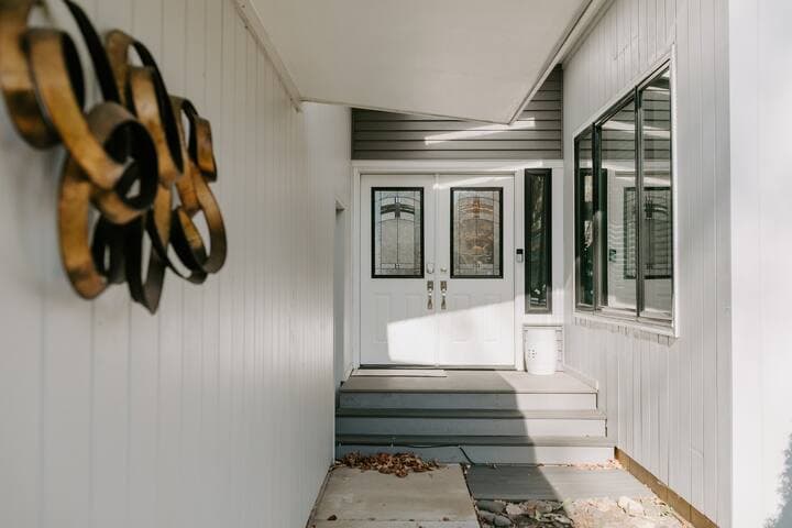 Lakeside Retreat | Modern Stay on Goose Lake