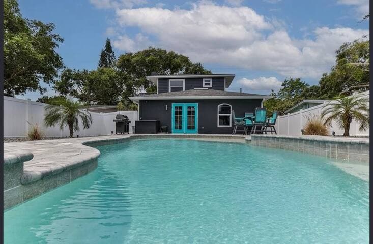 Attention Snowbirds: Beachside Pool House