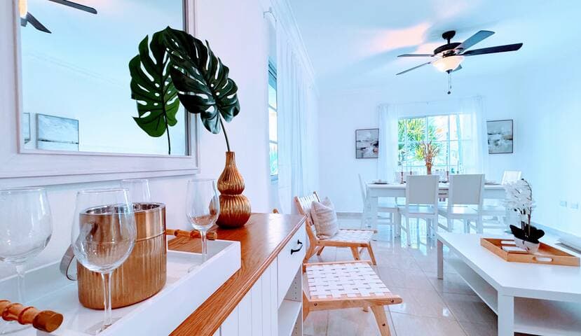 Walk to Beach, Shops, Dining, Pool View, Fast Wifi