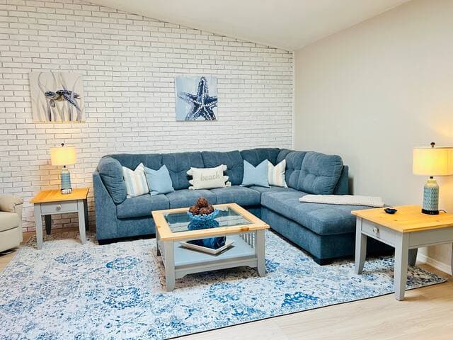 Cozy Beach House, Backyard, Walk to Shore