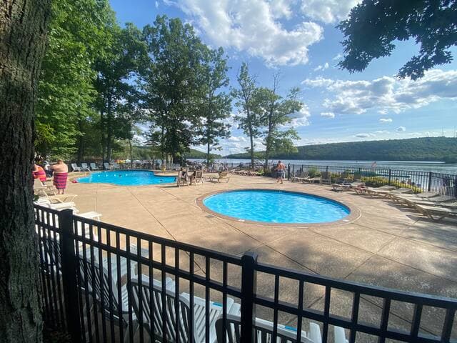 Pocono Retreat -1 Mile to Lake and Skiing!