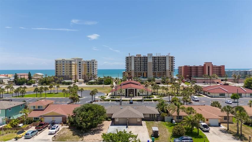Cozy Beach House, Backyard, Walk to Shore