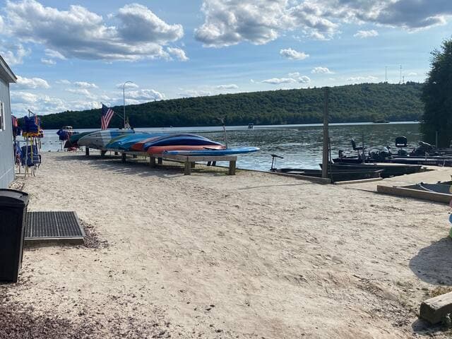 Pocono Retreat -1 Mile to Lake and Skiing!