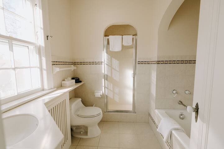 Hillcrest House: Elegance in the Heart of Highland