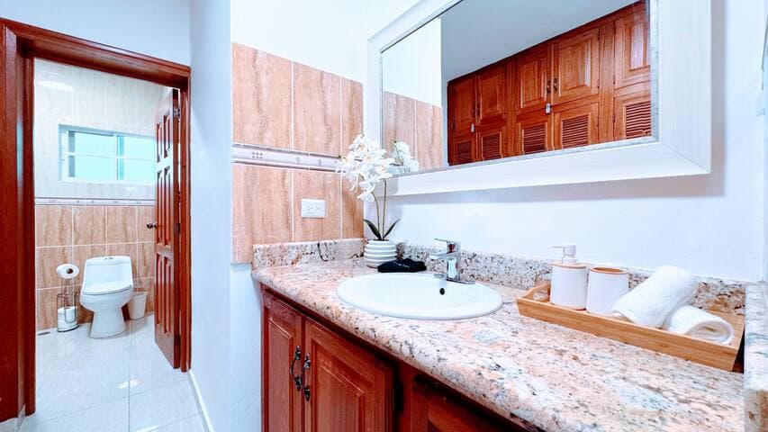 Walk to Beach, Shops, Dining, Pool View, Fast Wifi