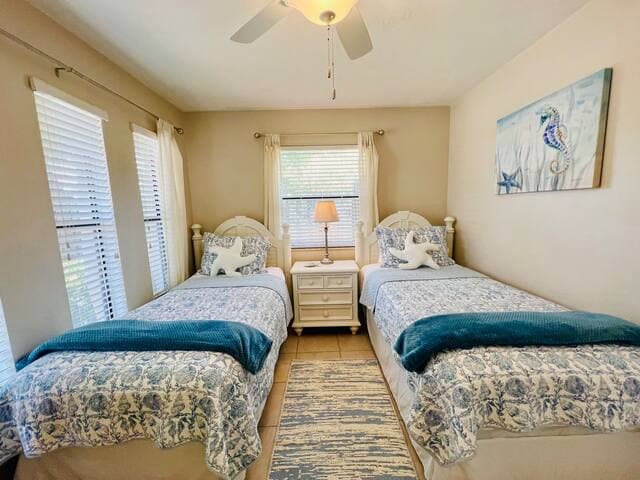 Cozy Beach House, Backyard, Walk to Shore