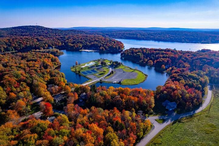 The Island Pool & Pavilion is just a block away from the house! Boasting 360 degree lake views it’s home to a fantastic community pool, the “Rental Shack” with boat, bike & fishing rentals, playground, boat launch, tennis & volleyball courts & more!