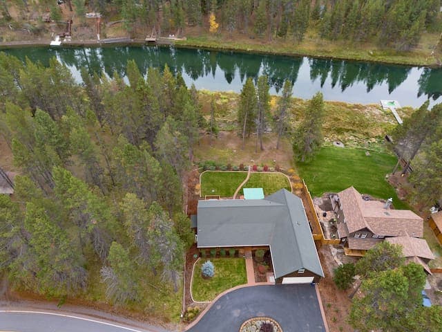 Peaceful, Riverfront, Cali King, Hot Tub, Canoes