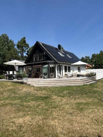 Stort hus + gästhus nära havet.