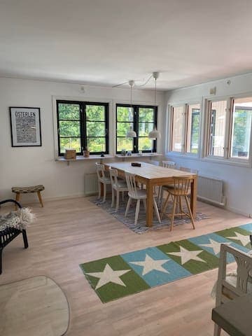 Matplasten i köket. Med iläggsskivor kan 12 personer sitta runt bordet