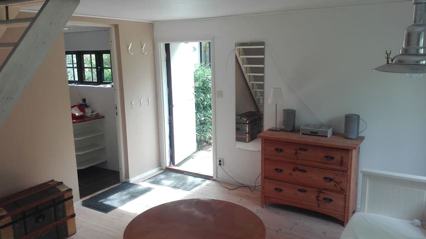 Ingången till gästhuset. Bäddsoffa till höger.