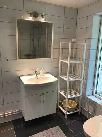 Badrum i gästhuset med WC & Dusch