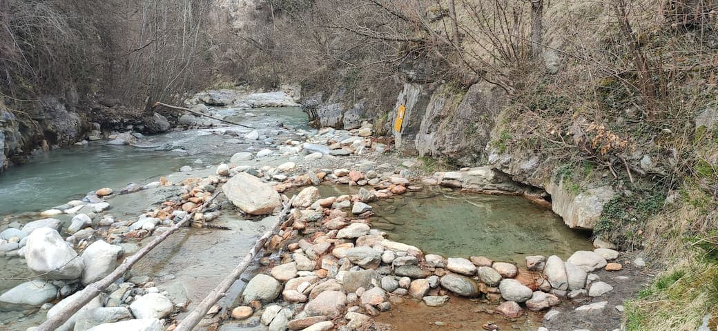 Les sources d'eau chaude de Comboulia ... Il y a une grotte à moitié submergée à explorer juste à côté !
