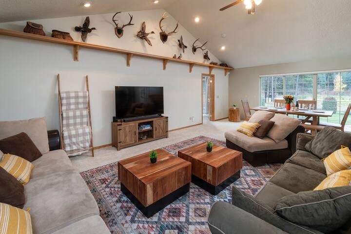 Peaceful, Riverfront, Cali King, Hot Tub, Canoes