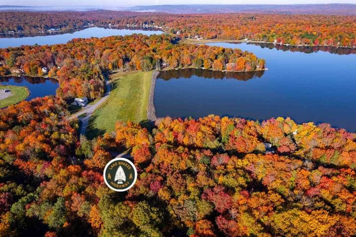 Nestled between both lakes, Lake Breeze Hideaway is walking distance to the pool, beach, fishing piers, boat launches & more!