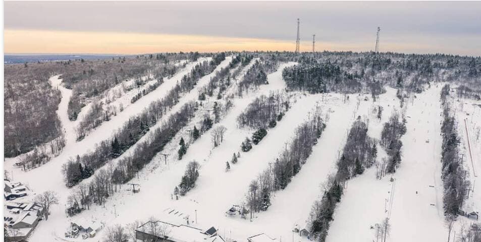 Pocono Retreat -1 Mile to Lake and Skiing!
