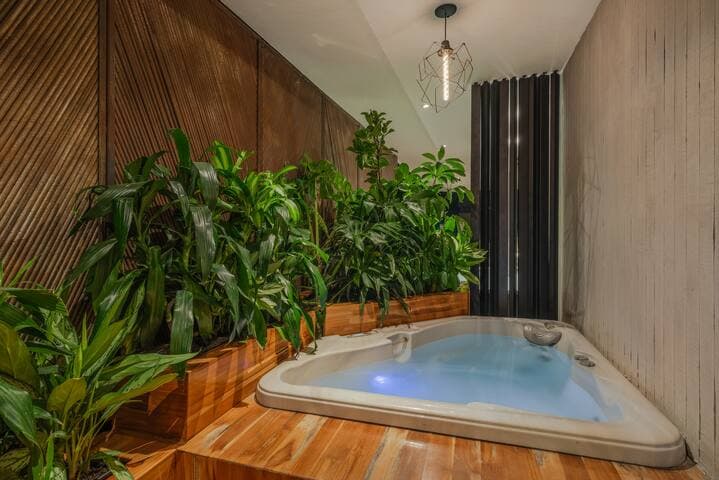 CasaOded #2 Urban Loft, Huge Living +Jacuzzi Patio