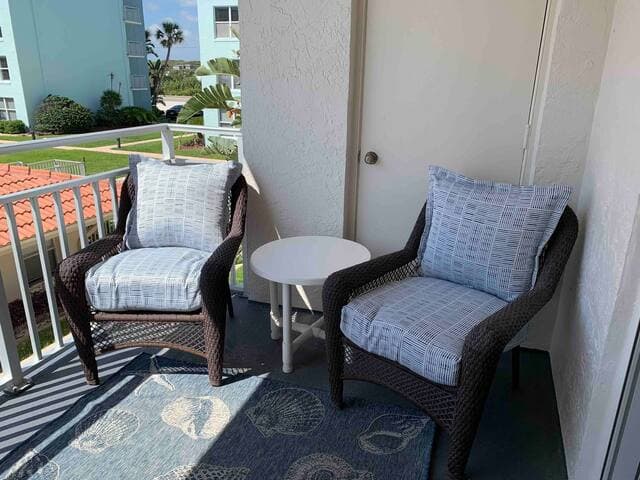 Perfect poolside & ocean views