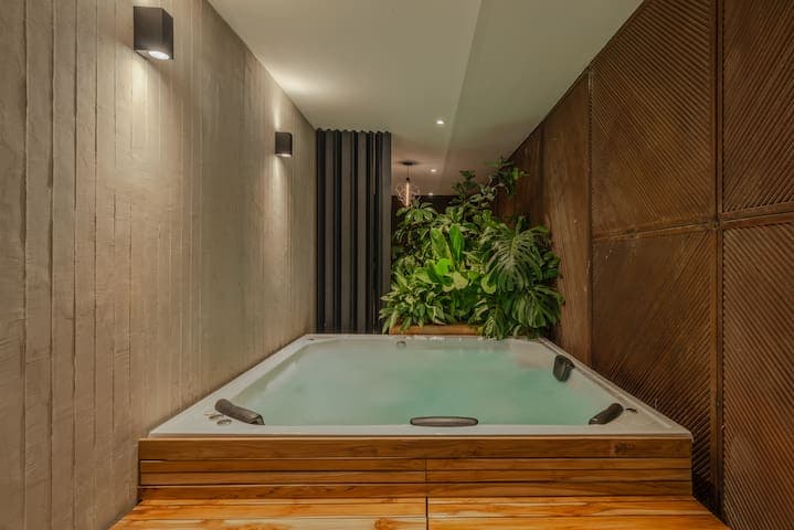 CasaOded #2 Urban Loft, Huge Living +Jacuzzi Patio