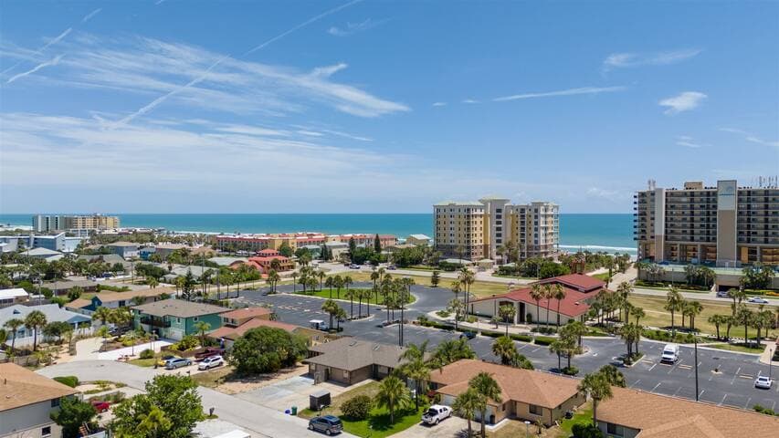 Cozy Beach House, Backyard, Walk to Shore