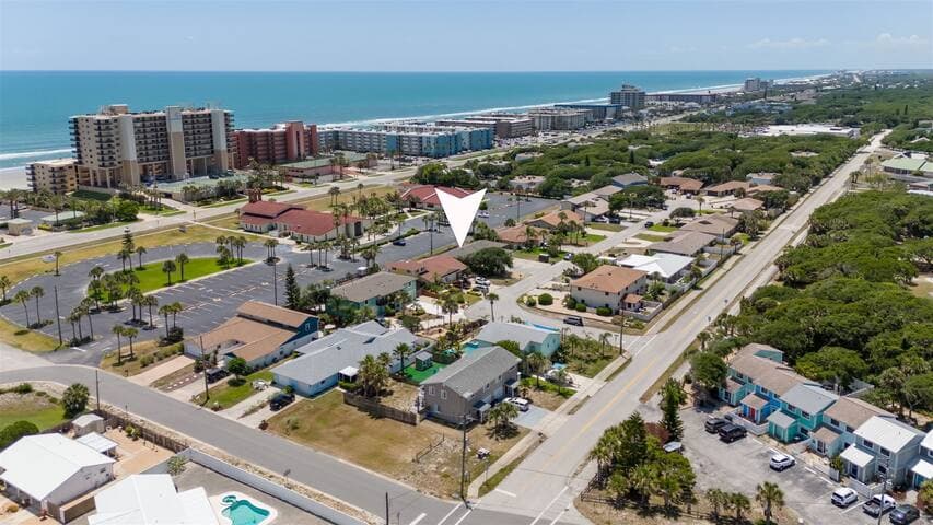 Cozy Beach House, Backyard, Walk to Shore