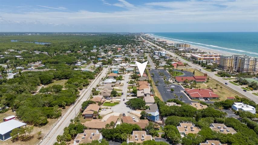 Cozy Beach House, Backyard, Walk to Shore