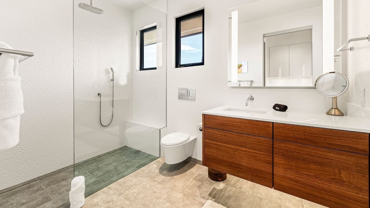 Bedroom suite 2 en-suite bath