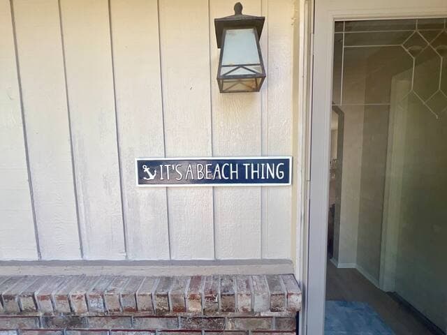 Cozy Beach House, Backyard, Walk to Shore