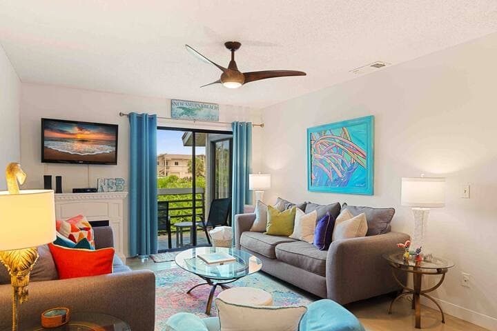 Spacious living room with plenty of seating for 2- and 4- legged guests!