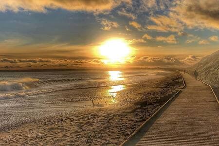 Take a sea-air stroll along Ireland’s longest seafront boardwalk, stretching 1.9km from Front Strand Beach to Redbarn Blue Flag Beach.
With plenty of benches to take a rest along the way, and five pop-up coffee shops for a handy pit stop.