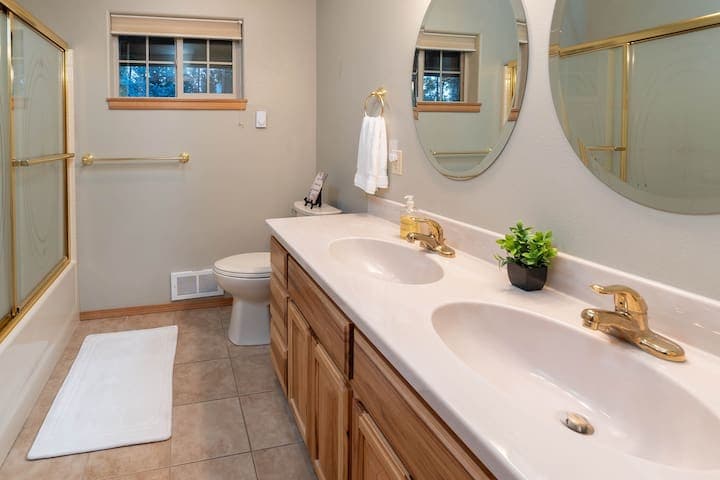 Peaceful, Riverfront, Cali King, Hot Tub, Canoes