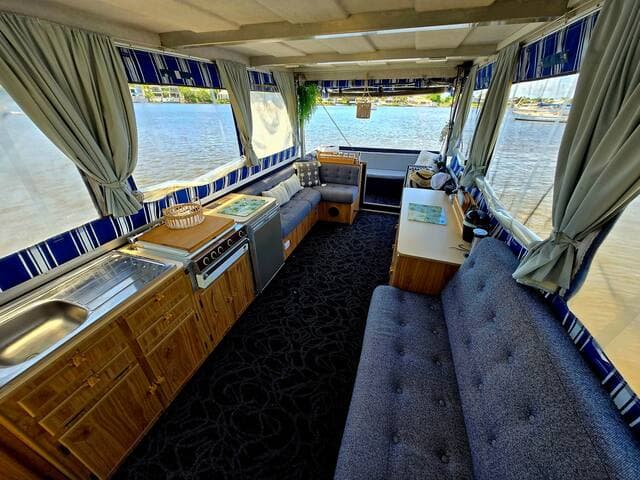 "Staying on the houseboat was amazing! The view was stunning, and it was the perfect spot for a relaxing getaway. Highly recommend! " Guest review Jan 2025⭐⭐⭐⭐⭐⭐